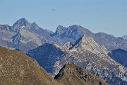 44 Vista panoramica con zoom verso la costiera Cavallo-Pegherolo in primo piano e Pizzo del Diavolo e - in secondo piano
